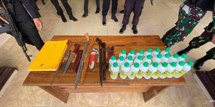 Razia TNI-Polri di Uwapa, 7 Sajam dan 24 Botol Alkohol Diamankan