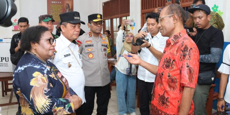 Kapolda Papua Dampingi Wamendagri Pantau TPS di Kota Jayapura