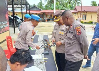 Cegah Penyalahgunaan, Kapolres Supiori Polda Papua Lakukan Pemeriksaan Senjata Api Dinas Anggota