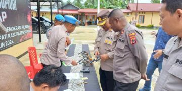 Cegah Penyalahgunaan, Kapolres Supiori Polda Papua Lakukan Pemeriksaan Senjata Api Dinas Anggota