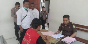 Penyidik Unit Reserse Polsek Muara Tami Serahkan 2 Tersangka Ke Kejaksaan