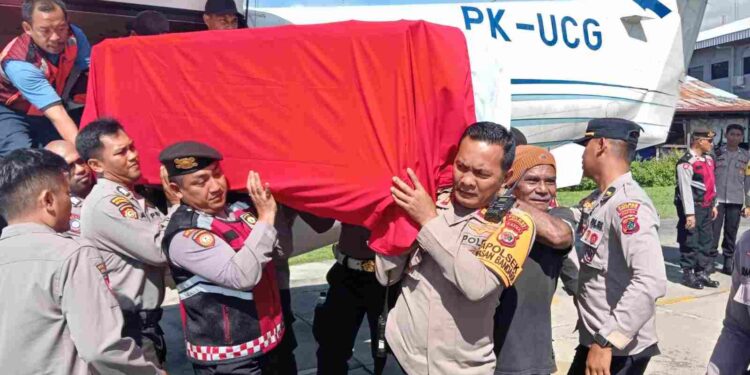 Jenazah Almarhum Bripka Anumerta Ronald Enok Tiba di Bandara Sentani