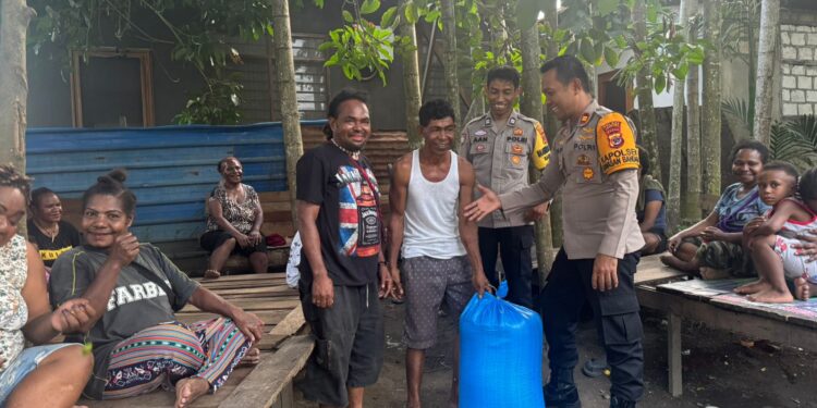Kapolsek Bandara Berbagi Kasih dengan Warga Kompleks Yabaso Sentani