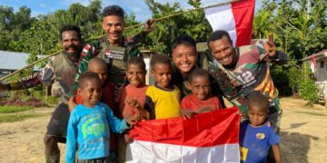 Satgas Yonif 512/QY dan Warga Yabanda Kibarkan Merah Putih, Bangkitkan Semangat Nasionalisme