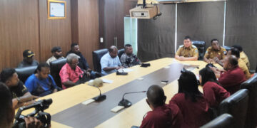 Masyarakat Moi Gelar Aksi di Depan Kantor Walikota Sorong Tuntut Hak Kursi di DPRK