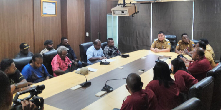 Masyarakat Moi Gelar Aksi di Depan Kantor Walikota Sorong Tuntut Hak Kursi di DPRK