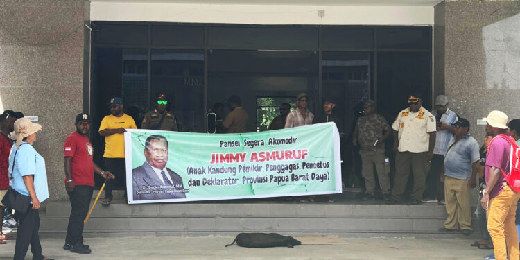 “ Provinsi ini Tidak Turun dari Langit”, Suara Massa saat Demo di Kantor Gubernur PBD