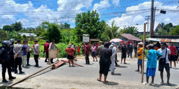 Buntut Pengeroyokan, Jalan Aimas Kota Sorong di Palang