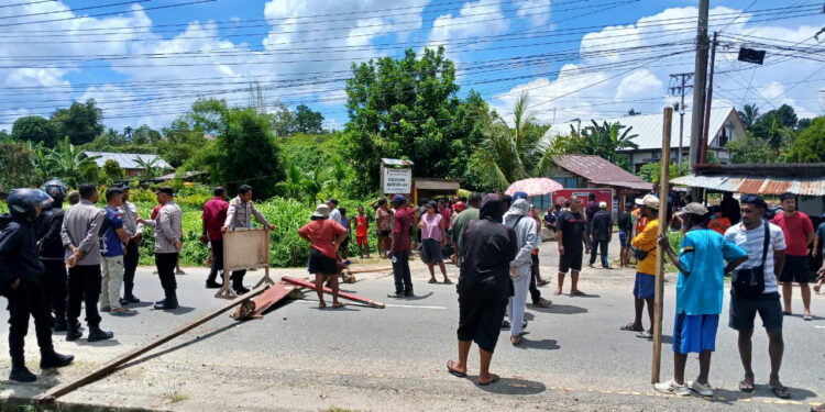 Buntut Pengeroyokan, Jalan Aimas Kota Sorong di Palang