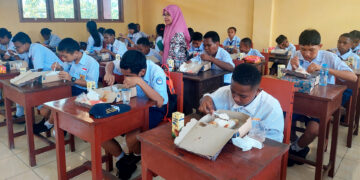 Puncak HPN 2025 PWI Papua Barat Daya : Makan Bergizi Gratis di SMP YPPK Don Bosco Sorong