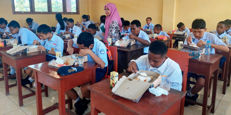 Puncak HPN 2025 PWI Papua Barat Daya : Makan Bergizi Gratis di SMP YPPK Don Bosco Sorong