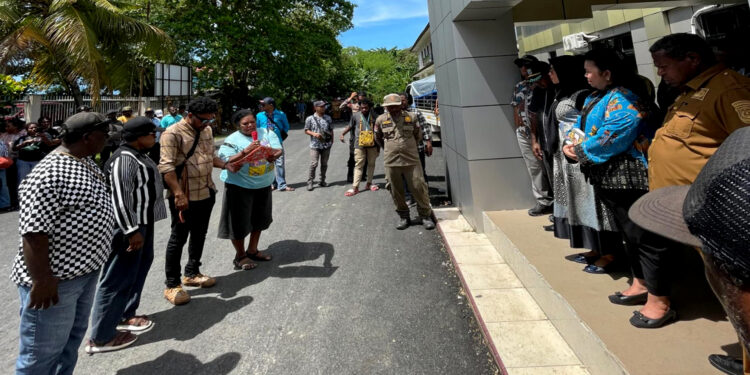 Warga Demo Minta Yosafat Kambu Jadi Ketua DPR PBD