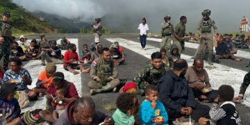 TNI-Polri Gelar Bakti Sosial Kepada Warga Kiwirok