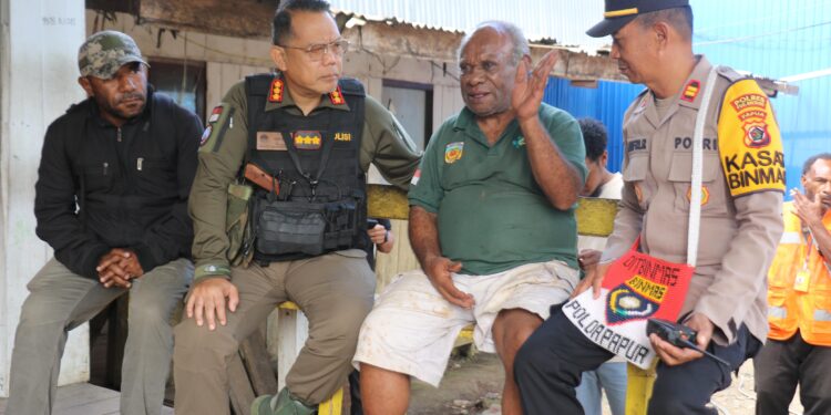 Perkuat Sinergi, Kasatgas Humas Ops Damai Cartenz Silaturahmi dengan Ketua Dewan Adat Pegunungan Bintang