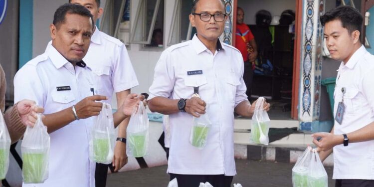 Momen Bulan Ramadhan Imigrasi Berbagi Takjil