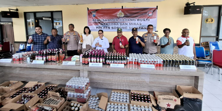 Kapolres Sorong Selatan dan Bupati Sorong Selatan Pimpin Langsung Press Release Pemusnahan Barang Bukti Narkoba dan Miras