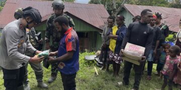 Satgas Ops Damai Cartenz-2025 Salurkan Bantuan Sembako untuk Warga Kiwirok