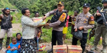 Kapolsek Tembagapura Salurkan Bantuan Sembako Kepada Warga.