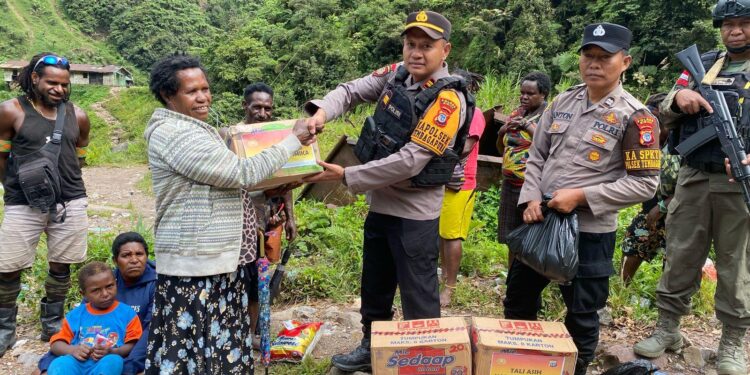 Kapolsek Tembagapura Salurkan Bantuan Sembako Kepada Warga.