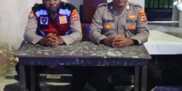 Personel Polsek Sarmi Kota Polda Papua Laksanakan Pengamanan Sholat Tarawih di Masjid Agung Nurul Islam