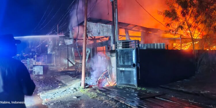 Tiga Petak Bangunan di Jalan A. Gobai Nabire, Hangus Terbakar