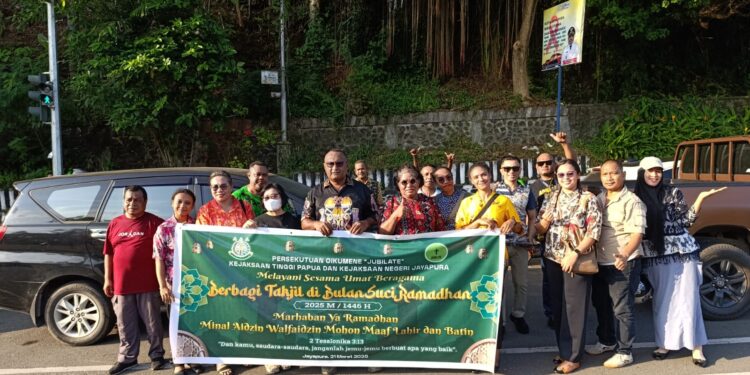 Kejati Papua Bagikan Puluhan Takjil Jelang Berbuka Puasa Bagi Masyarakat