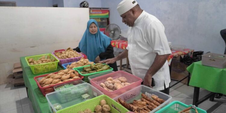 Ratusan Makanan dan Minuman Pedagang Takjil MDF Borong Untuk Dibagikan Kepada Masyarakat