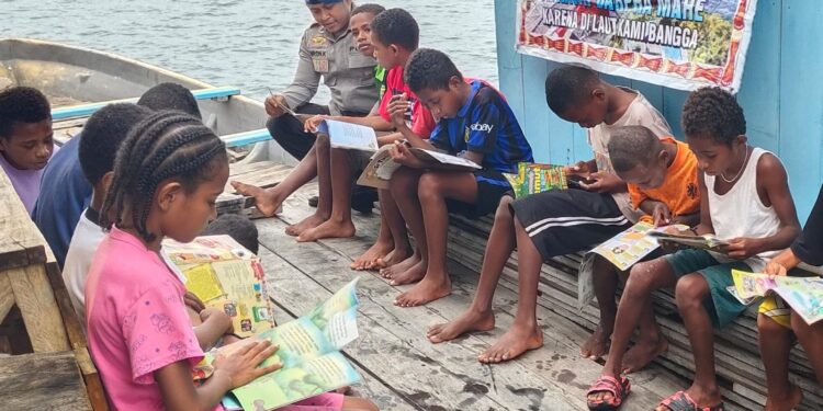 Sat Polair Polresta Hadirkan Perpustakaan Terapung Di Enggros