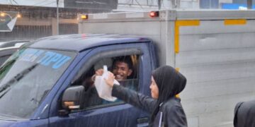 Ramadan Berkah: Santri Timika Bagi Takjil, Hujan Tak Jadi Halangan