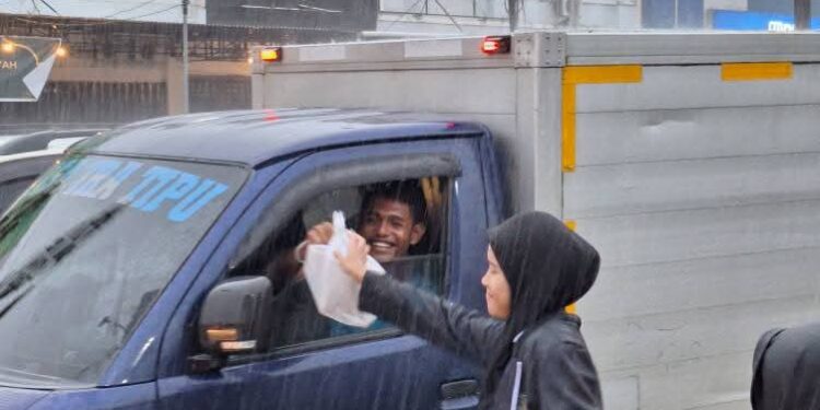 Ramadan Berkah: Santri Timika Bagi Takjil, Hujan Tak Jadi Halangan