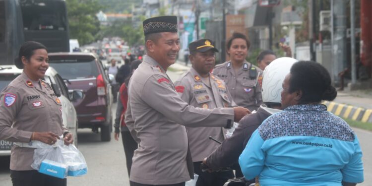 Kapolresta Merajut Kasih Bersama Polwan Dengan Berbagi Takjil dan Bukber