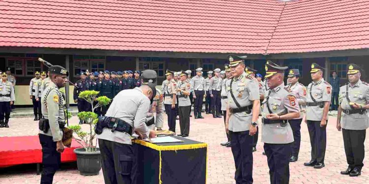 Kapolda Papua Tengah Lantik Lima Pejabat Baru Kapolres, Tegaskan Pentingnya Komunikasi dengan Masyarakat