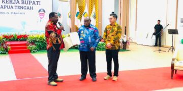 Bupati Nabire Mesak Magai Paparkan Visi dan Tantangan dalam Rapat Kerja Bupati se-Papua Tengah