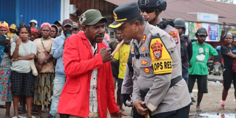Upaya Polres Nabire dalam pengamanan aksi unjuk rasa yang menuntut penutupan PT. Freeport Indonesia