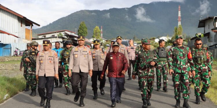Kapolda Papua Tengah Bersama Danrem 173/PVB dan Forkopimda Puncak Jaya Laksanakan Patroli Jalan Kaki Guna Ciptakan Sitkamtibmas Aman dan Kondusif