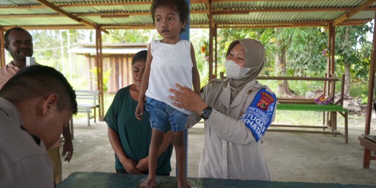 Subsatgas Keladi Sagu Polres Jayapura Gelar Sosialisasi dan Pemeriksaan Kesehatan di Kampung Kehiran
