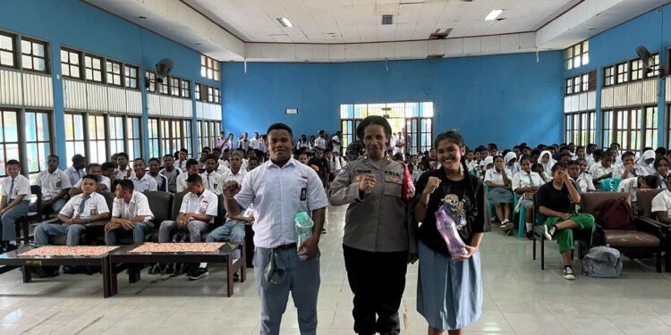 Satgas Si-Ipar Polres Jayapura Sosialisasikan Bahaya Kenakalan Remaja di SMK Negeri 3 Sentani
