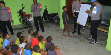 POLRI MELALUI SATGAS SI-IPAR AJARKAN ANAK-ANAK BERHITUNG SERTA MENGENAL ANGKA DI KABUPATEN YALIMO