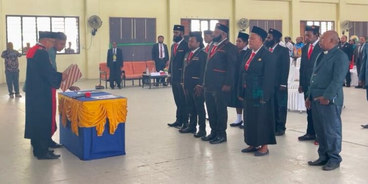 Bupati Puncak Jaya Resmikan Anggota DPRK Periode 2024-2029