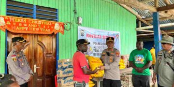 Kapolres Nabire Salurkan Bantuan Sembako untuk Korban Banjir di Wanggar Pantai