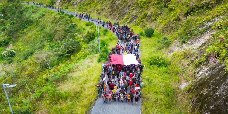Merah Putih Berkibar Megah di Bukit Zaitun: Warga Puncak Jaya dan TNI Peringati 1 Mei dengan Semangat Nasionalisme