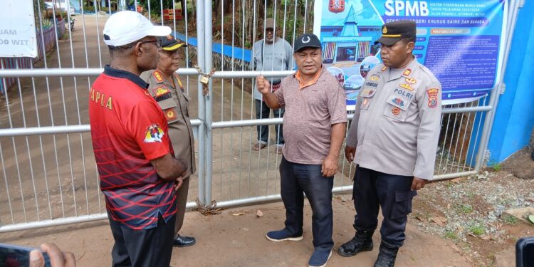 Polresta Jayapura Kota Dampingi Dinas Pendidikan dan Kebudayaan Buka Palang di SMA 3 Negeri Jayapura