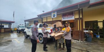 Polsek Tembagapura Polda Papua Tengah Berikan Bantuan Kepada Keluarga Duka di Kampung Utikini