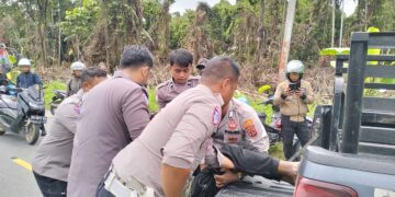 Sat Lantas Polres Keerom Tangani Laka lantas yang mengakibatkan pengendara meningal dunia.