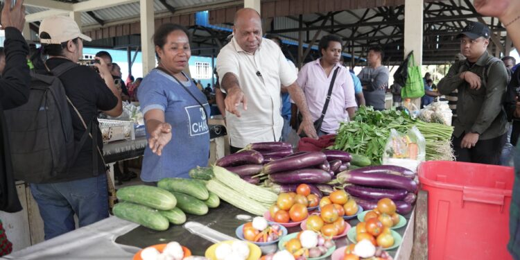 Blusukan ke Pasar Tradisional Kampung Depapre MDF Borong Dagangan dan Janji Perbaiki Pasar