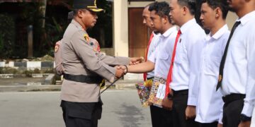 Kapolres Nabire berikan penghargaan kepada Puluhan Personel Polri yang Berprestasi.