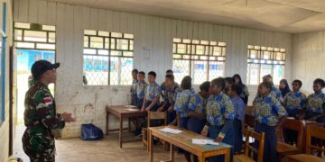 Perkuat Kebersamaan TNI dan Siswa Siswi SMPN 1 Paniai