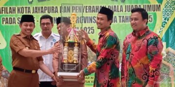 Pemkot Terima Piala STQ Ke – 28 Tingkat Provinsi Papua yang Diraih Kafilah Kota Jayapura