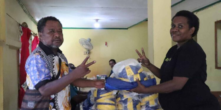 Penuhi Janjinya, MDF Berikan Bantuan Bola Voli, Futsal dan Net Bagi Pemuda 26 Kampung di Sentani