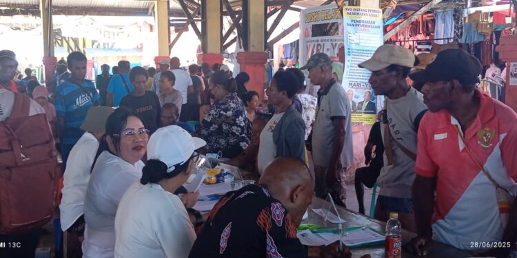 Calon Gubernur Papua MDF, Gelar Check Up Gratis Bagi Masyarakat di Pasar Mararena Sarmi